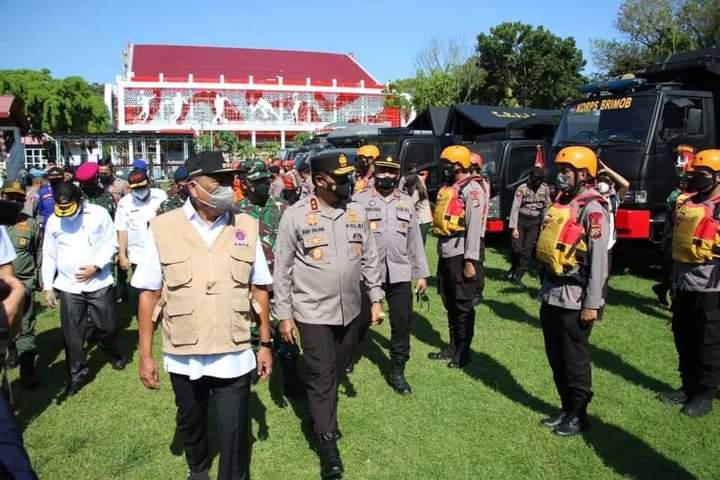 Gubernur Olly Dondokambey didampingi Kapolda Sulut Irjen Nana Sudjana dan Forkopimda meninjau langsung kesiapan personil. (foto/ist)