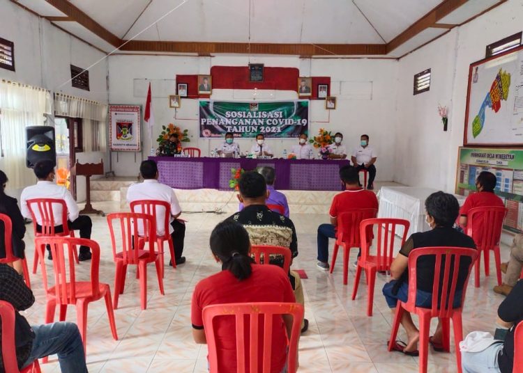 Suasana sosialisasi penerapan Prokes Covid-19 di Balai Desa Winebetan. (foto/vei)