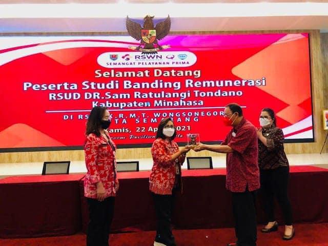 Bupati Royke Roring didampingi Ketua DPRD Glady Kandouw menerima cenderamata dari Direktur RSUD KRMT Wongsonegoro Semarang. (foto/ist)