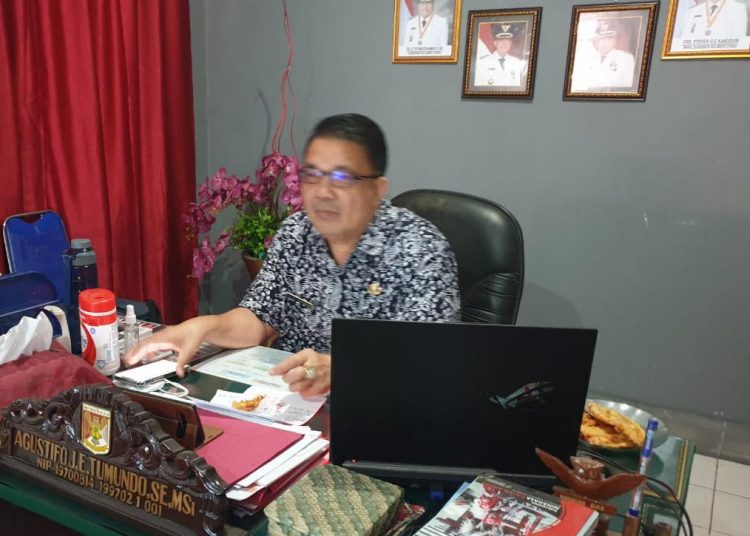 Kadis Kominfo Minahasa Agustifo Tumundo saat membawakan materi di Webinar Digital Culture RTIK Berkreasi. (foto/ist)