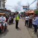 Nampak personil Polres Minahasa memberikan himbauan terkait protokol kesehatan kepada warga di Pasar Baru Langowan. (foto/ist)