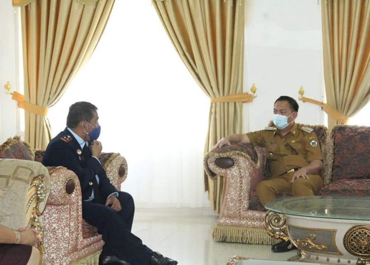 AUDIENSI : Wali Kota Caroll Senduk dan Wawali Wenny Lumentut saat menerima kunjungan Kepala LPKA Tomohon bersama Kadis Dikda. (foto/ist)