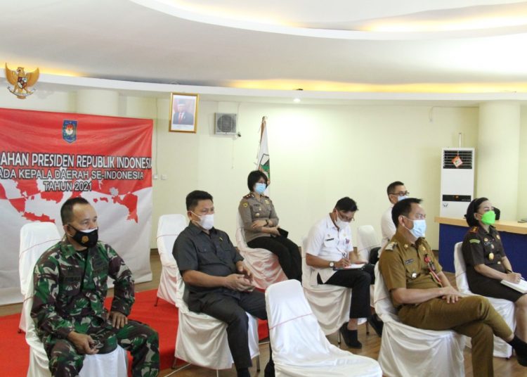 Wali Kota Caroll Senduk bersama Forkopimda mengikuti arahan Presiden Jokowi melalui Vidcon. (foto/ist)