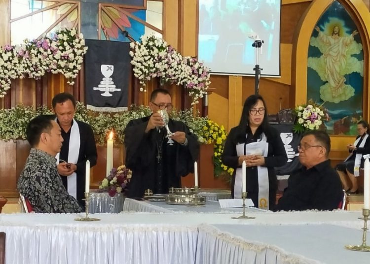 Wali Kota Caroll Senduk bersama keluarga saat mengikuti ibadah Perjamuan Kudus di GMIM Kakaskasen Pniel. (foto/ist)