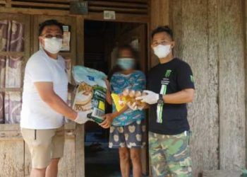 Nampak Ketua IOF Sulut, Tonny Hendrik Lasut menyerahkan bantuan berupa sembako kepada warga yang terdampak Covid-19 di Kelurahan Lowu Utara, Kecamatan Ratahan, Mitra. (foto/ist)