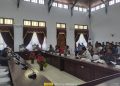 Puluhan mantan perangkat Desa menggelar audiensi bersama Ketua DPRD Talaud. (foto/wzg)