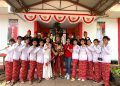 Kepsek Melky Palilingan SPd MPd dengan kostum Kabasaran bersama siswa dengan seragam kebaya. (foto/ist)