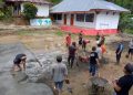 Nampak Kumtua Atep dan Atep Satu, Kepsek SMPN 4 Langowan, warga setempat, serta orang tua siswa bahu-membahu dalam kerja bakti membangun fasilitas sekolah. (foto/ist)