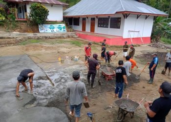 Nampak Kumtua Atep dan Atep Satu, Kepsek SMPN 4 Langowan, warga setempat, serta orang tua siswa bahu-membahu dalam kerja bakti membangun fasilitas sekolah. (foto/ist)