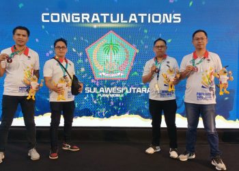 BANGGA : Atlet e-Sport PUBG Mobile asal Sulut saat menerima medali. (foto/ist)