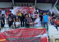 Braldo Korengkeng SH memyerahkan Trophy kepada juara 1 BRK Open Tournament Tulap Football Cup 2022. (foto/ist)