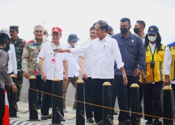 Bupati Royke Roring saat mendampingi Presiden Jokowi disela peresmian Malalayang Beach Walk, Jumat (20/1/23). (foto/ist)