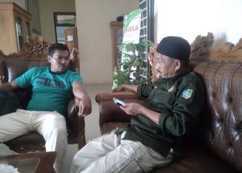 Ketua LPKPK Fadli Alamri saat mendatangi Dinas Pertanian, yang disambut langsung PLT Kadis Zulkan Pohontu. (foto/ist)