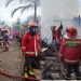 Petugas Damkar Minahasa ketika menangani kebakaran di Kelurahan Rinegetan, Kecamatan Tondano Barat. (foto/ist)