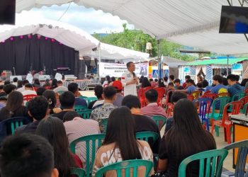 Senator SBAN Liow memberikan materi tentang wawasan kebangsaan kepada pemuda/remaja GSJA Sulut dan Gorontalo. (foto/ist)