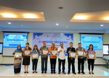 NILAI IKPA TERBAIK: Kalapas Tondano, Yulius Paath SIP DEA bersama enam lainnya foto bersama Kepala KPPN Manado, usai menerima piagam penghargaan. (foto/ist)