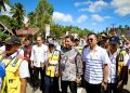 PERESMIAN INPRES: Bupati Jemmy Kumendong saat menghadiri kunjungan Presiden Jokowi di Lolak, Bolmong. (foto/ist)