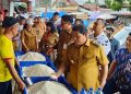 Bupati Dr Jemmy Kumendong MSi bersama jajaran Pemkab Minahasa saat meninjau stok pangan di Pasar Tondano, beberapa waktu lalu. (foto/ist)