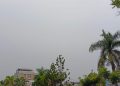 Nampak langit di Pusat Kota Tondano yang diselimuti debu vulkanik. (foto/nix)