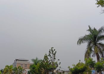 Nampak langit di Pusat Kota Tondano yang diselimuti debu vulkanik. (foto/nix)